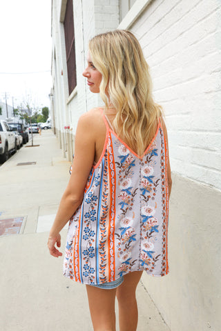 陽光明媚的日子珊瑚色荷葉邊V領印花無袖上衣